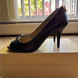 Brand New Michael Kors Black Leather pumps 7.5